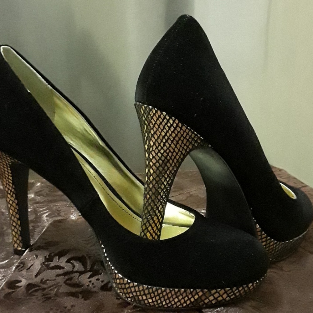 👠Women Black Suede With Gold Heel👠